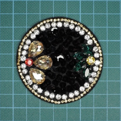 Aplicação Redonda 6,4cm com Pedras e Missangas cosidas sobre base de feltro