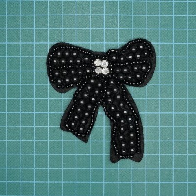 Aplicação Laço 8cm x 11cm Base Feltro com Missangas Bolas Cosidas Meio Brilho