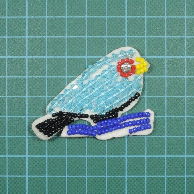 Passaro 4,5cm x 6,5cm com Missangas e Pedra cosidas sobre base de feltro