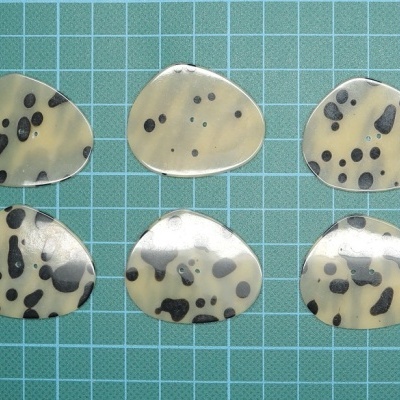 Botão 2 Furos Plástico Irregular 3,3x3,9cm Leopardo
