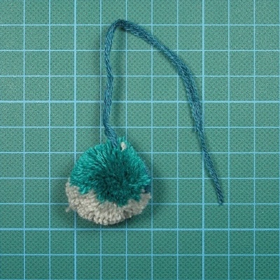Pompom Lã 2,5cm com Fio 12cm Verde Azulado e Cinza