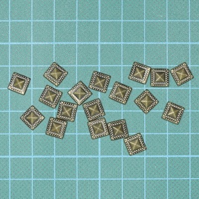 Tacha 8mm Piramide Base Quadrada com Textura