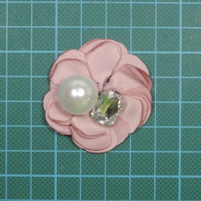 broche flor tecido rosa com pérola e pedra brilhante centro