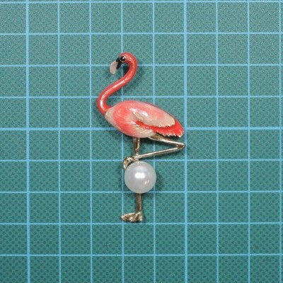 Pregadeira Metálica Flamingo Esmaltado com Pérola 5cm x 2,8cm