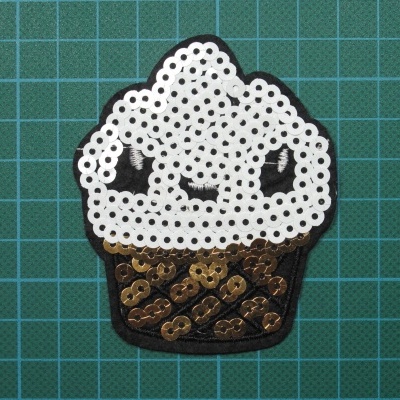 Emblema Copo de Gelado 8cm x 6,5cm com Bordado e Lantejoulas sobre Feltro com Cola