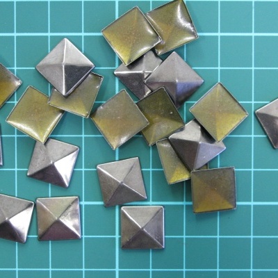 Tacha Piramide Quadrada 13mm Termocolante