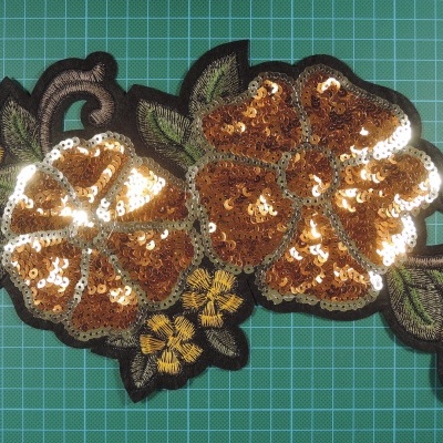 Emblema 18cm x 30cm com Flores de Lantejoulas Bordadas sobre Tule com Cola