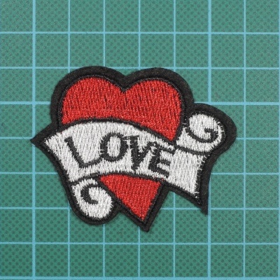 Emblema Coração LOVE 5cm x 6cm Bordado sobre Feltro com cola