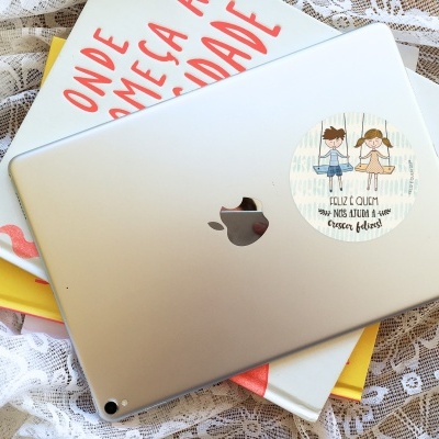 Autocolante redondo . Crescer felizes