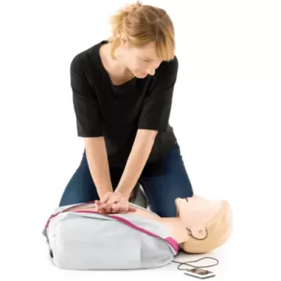 Manequim Suporte Básico de Vida Adulto - DAE - LAERDAL Little ANNE QCPR