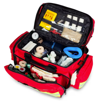 Mala de emergência médica vermelha aberta com material de primeiros socorros visível