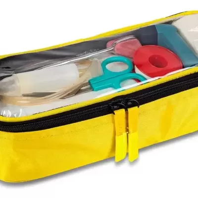 Estojo amarelo com tampa transparente e objetos de costura e artesanato dentro