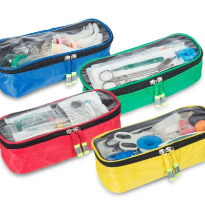 Quatro bolsas coloridas com acessórios médicos visíveis pela tampa transparente