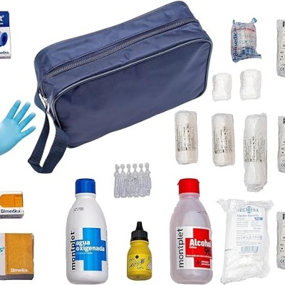 Bolsa azul com kit de primeiros socorros contendo luvas, bandagens, álcool, água oxigenada, algodão e pomada Curatras.