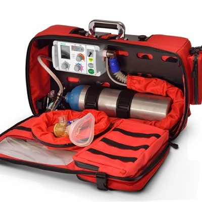 Mala de emergência médica vermelha aberta com cilindro, monitor e tubos respiratórios