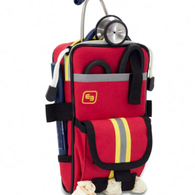 mochila médica vermelha com estetoscópio e luvas