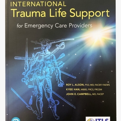 Capa de livro INTERNATIONAL Trauma Life Support para profissionais de emergência em fundo preto com ilustração azul de corpo humano e texto