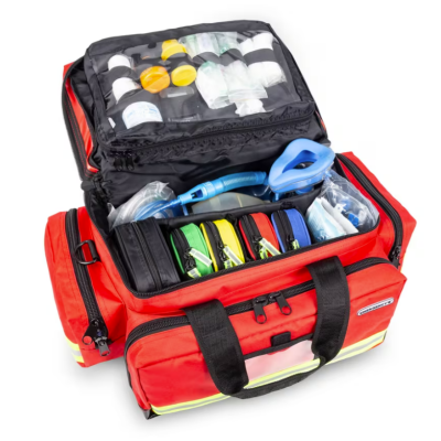 Mala de emergência médica vermelha aberta mostrando equipamentos e bolsas organizadoras coloridas