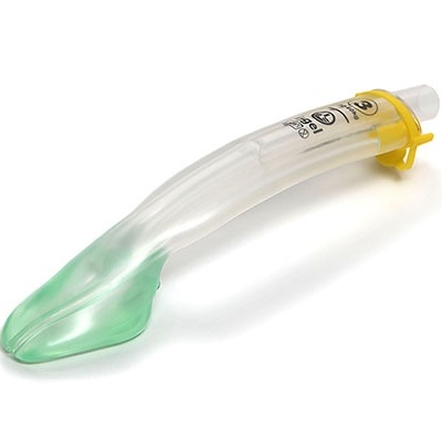 Tubo endotraqueal transparente com extremidade verde e anel amarelo.