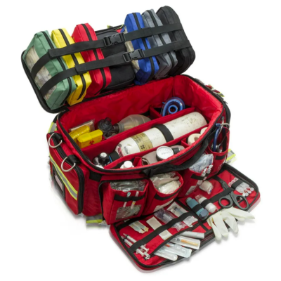 Mochila médica vermelha cheia de equipamentos e múltiplos compartimentos coloridos