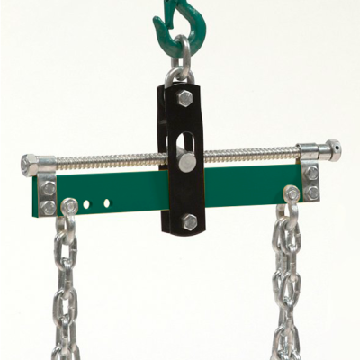 Equipamento metálico de elevação com correntes e gancho verde