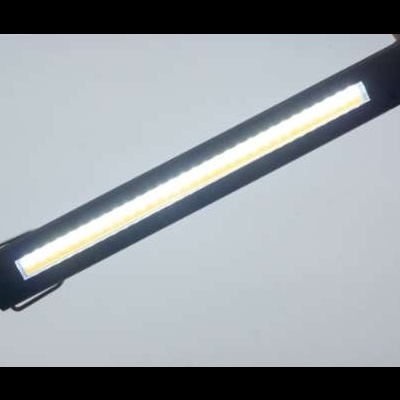 Lâmpada LED tubular preta a emitir luz branca