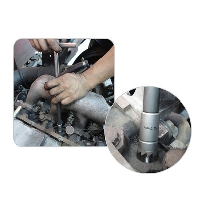 Ferramenta de metal a ser usada num motor de carro em oficina mecânica