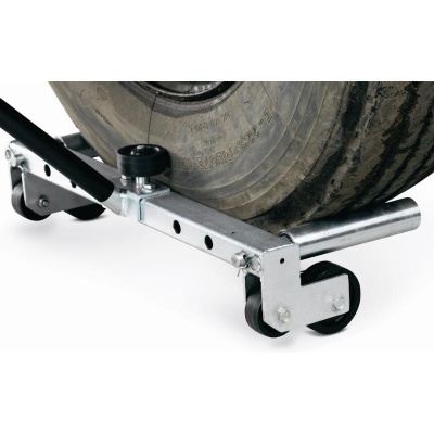 Suporte metálico com rodas para mover pneus grandes e pneu preto