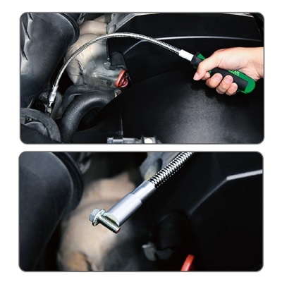 Ferramenta flexível com cabo verde e preto para alcançar parafusos em motor de carro