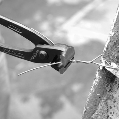 Alicate de corte preto a cortar arame de aço