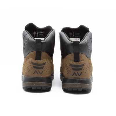 Botas castanhas e pretas vista traseira com logótipo e etiquetas interiores