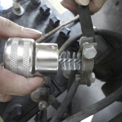 LIMPADOR BORNES E TERMINAIS BATERIA