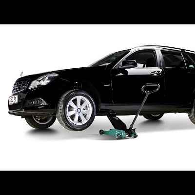 Carro preto levantado por macaco hidráulico verde em fundo branco