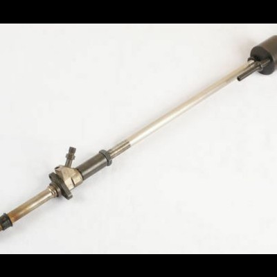 Eixo metálico longo com peças ajustáveis pretas em superfície branca