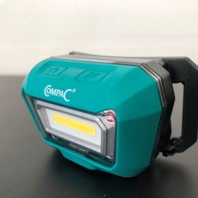 Lanterna portátil verde e preta COMPAC com luz retangular frontal