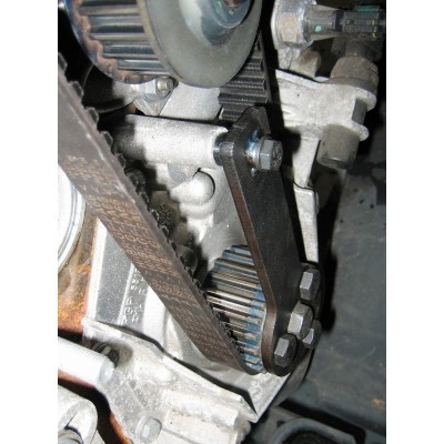 Correia dentada preta e rodas dentadas metálicas num motor de automóvel