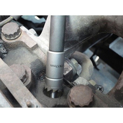 Ferramenta de metal prateada com texto 17X17mm num motor