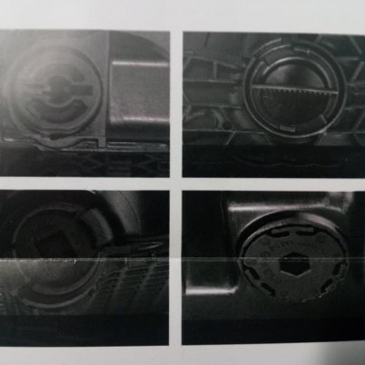 Fotografias a preto e branco de tampas plásticas circulares de veículos