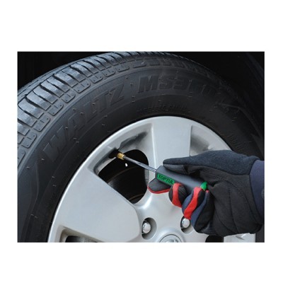 Mão enluvada a rodar parafuso numa jante de carro com pneu VANTZ M530