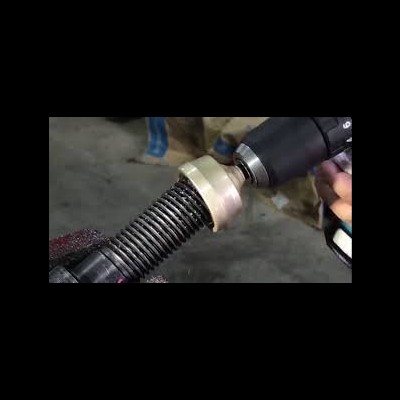 ferramenta elétrica a lixar peça roscada preta num ambiente industrial