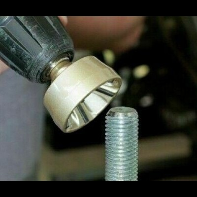 Ferramenta de metal e furadeira a apertar parafuso grande