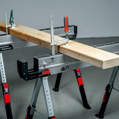 Suporte de madeira e cavaletes metálicos ajustáveis a segurar tábua com braçadeiras