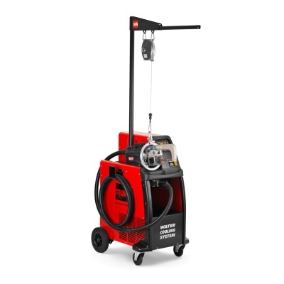 Equipamento industrial vermelho e preto com sistema de arrefecimento de água e rodas