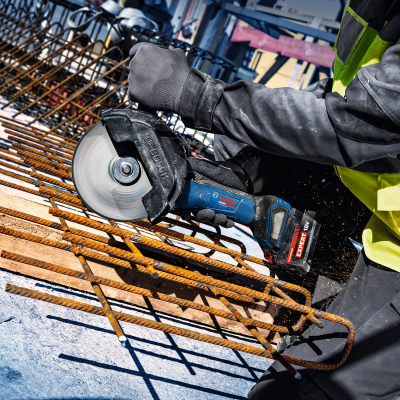 Ferramenta elétrica Bosch a cortar barras de ferro enferrujado na construção