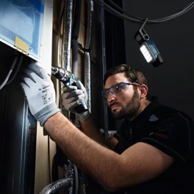 Homem a usar ferramenta elétrica Bosch em espaço técnico