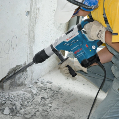 Martelo perfurador Bosch Professional a perfurar parede de betão cinzento