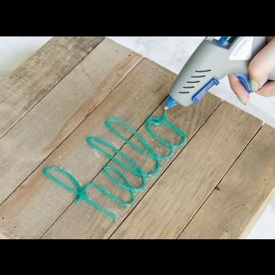 Pistola de colar 930 DREMEL com 18 bastões de cola