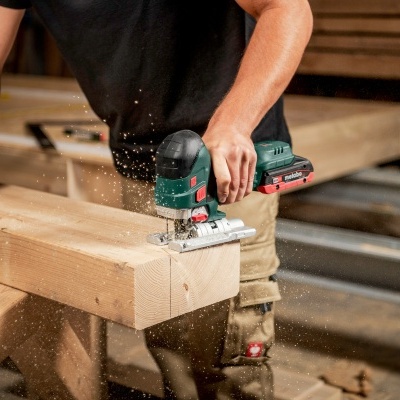 Serra de recorte sem fio STA 18 LTX 150 BL