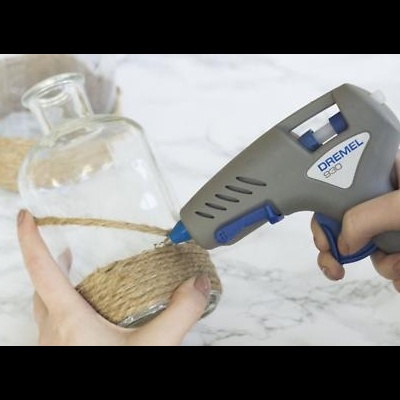 Pistola de colar 930 DREMEL com 18 bastões de cola