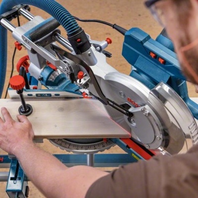 Serra de cortes transversais e de meia esquadria GCM 305-254 D